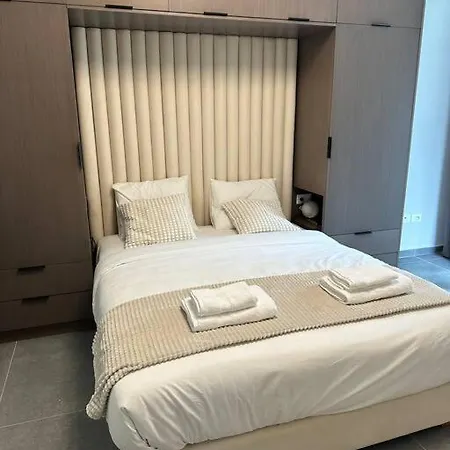 Monique Luxury דירה