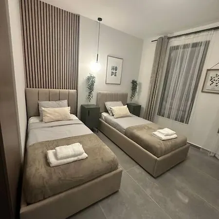 Monique Luxury *