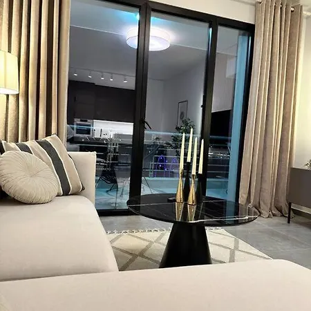 Monique Luxury Apartment *