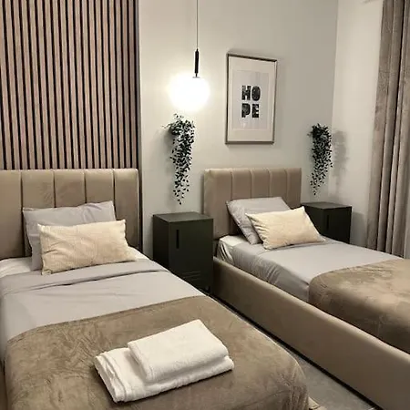 Monique Luxury Apartment *