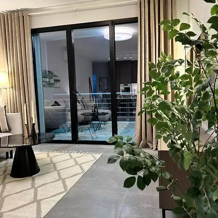 Monique Luxury *